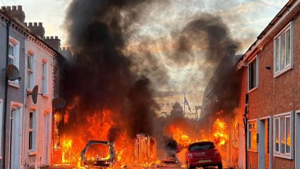 Belfast Violence : आयर्लंडमध्ये आयरिश व्यक्तीवर हल्ल्यानंतर हिसेंचा भडका; स्थलांतरितांविरोधात तीव्र निदर्शने, घरांवर हल्ले अन्…