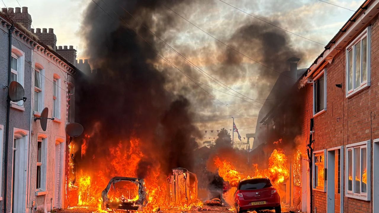 Belfast Violence : आयर्लंडमध्ये आयरिश व्यक्तीवर हल्ल्यानंतर हिसेंचा भडका; स्थलांतरितांविरोधात तीव्र निदर्शने, घरांवर हल्ले अन्…