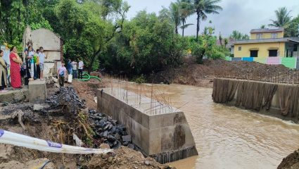 Alibaug News : हलगर्जीपणाचा फटका! अपूर्ण पुलामुळे देहेन गावाचा संपर्क तुटला, ग्रामस्थ आणि शाळकरी विद्यार्थ्यांचे हाल