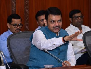 Devendra Fadnavis : महाराष्ट्र रेल्वे फाटकमुक्त करण्यासाठी मोठा निर्णय; महारेलच्या ६५ कामांना मुख्यमंत्र्यांची मंजुरी