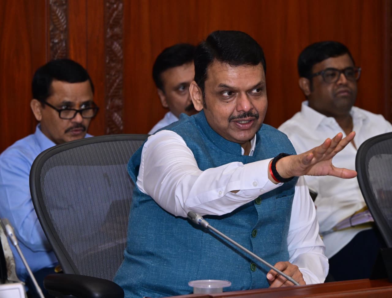 Devendra Fadnavis : महाराष्ट्र रेल्वे फाटकमुक्त करण्यासाठी मोठा निर्णय; महारेलच्या ६५ कामांना मुख्यमंत्र्यांची मंजुरी