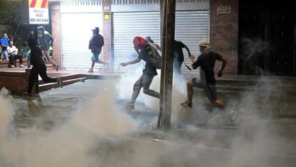 Columbia Election : कोलंबियात गदारोळ! ट्रम्प समर्थित उमेदवाराच्या विजयानंतर रस्त्यावर आग; आंदोलकांनी अमेरिकन झेंडे जाळले?