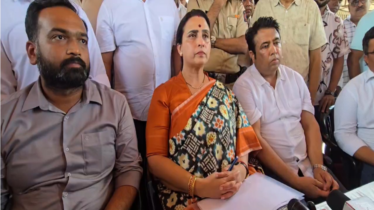Palghar News : ‘लंडनला पाठवलेल्या मुलींसोबत नेमकं काय घडलं?’ डहाणू प्रकरणी चित्रा वाघ यांचा गंभीर आरोप