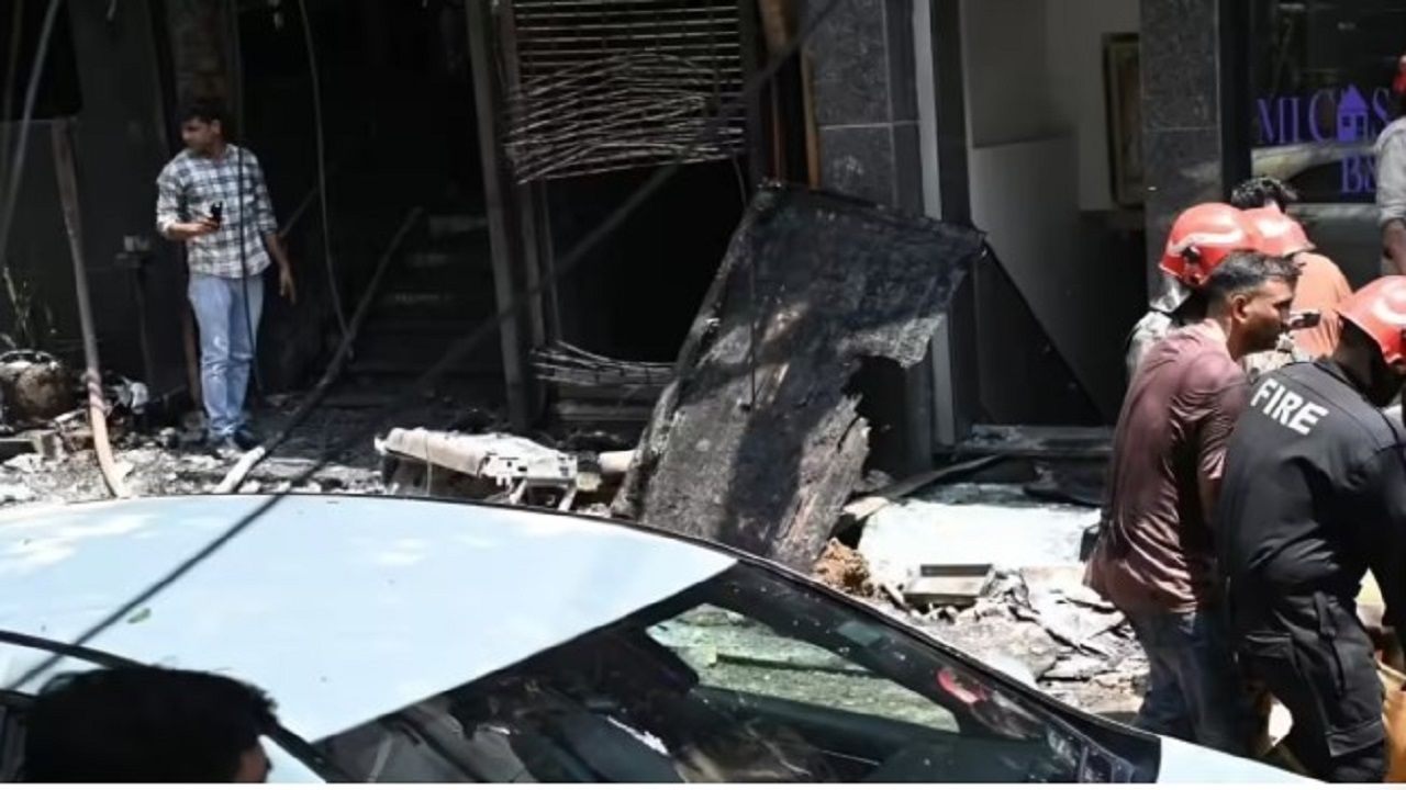 Malviya Nagar Fire : दिल्लीत अग्नीतांडव! हॉटेलमध्ये लागलेल्या भीषण आगीत २१ जणांचा होरपळून मृत्यू, अनेक जखमी