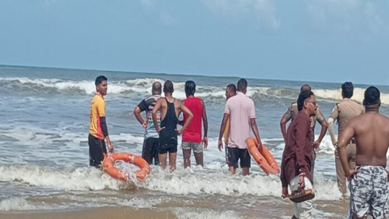 Ratnagiri News : 19 मित्रांची ट्रिप अन् घात…! गणपतीपुळे समुद्रकिनारी दुर्दैवी घटना;  पाच पर्यटक समुद्रात बुडाल्याची भीती