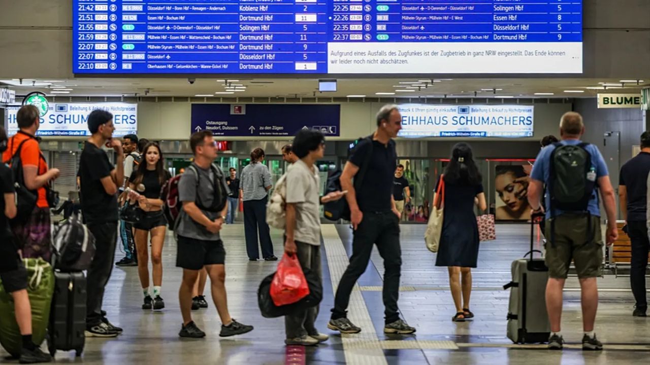 Deutsche Bahn : जर्मनीमधील रेल्वे सेवा झाली पूर्णपणे ठप्प! मध्यरात्रीच्या गोंधळामुळे झाली वाहतूक कोंडी; हजारो प्रवासी पडले अडकून