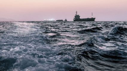 Hormuz Attack : होर्मुझमध्ये पुन्हा खळबळ! मालवाहू जहाजाला ड्रोनने लक्ष्य; अमेरिकेचा इराणवर संशय