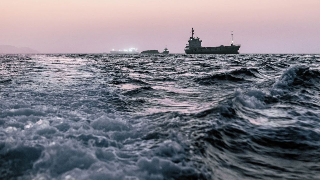 Hormuz Attack : होर्मुझमध्ये पुन्हा खळबळ! मालवाहू जहाजाला ड्रोनने लक्ष्य; अमेरिकेचा इराणवर संशय