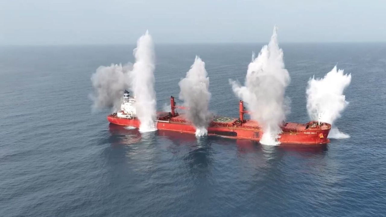 Red Sea बनणार युद्धाचा आखाडा? हुथी बंडखोरांकडून इस्रायली जहाजांची संपूर्ण ‘नाकेबंदी’; जागतिक तेल पुरवठा धोक्यात