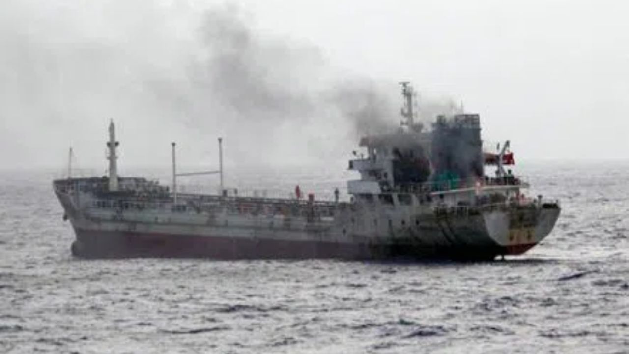 Gulf Tensions : मध्यपूर्वेतील तणावाचा भारतालाही फटका; भारतीय नाविक असलेल्या जहाजावर अमेरिकेची कारवाई; 3 जण बेपत्ता