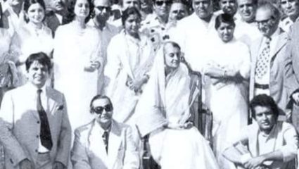 खुर्चीवर इंदिरा गांधी अन् जमिनीवर राज कपूर, मनोज कुमार; बॉलिवूडच्या दिग्गजांचा हा दुर्मिळ फोटो चर्चेत