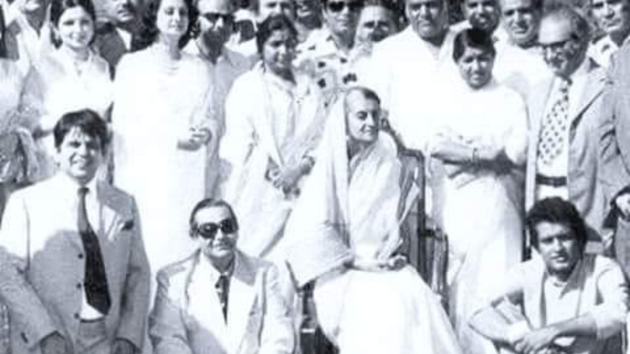 खुर्चीवर इंदिरा गांधी अन् जमिनीवर राज कपूर, मनोज कुमार; बॉलिवूडच्या दिग्गजांचा हा दुर्मिळ फोटो चर्चेत