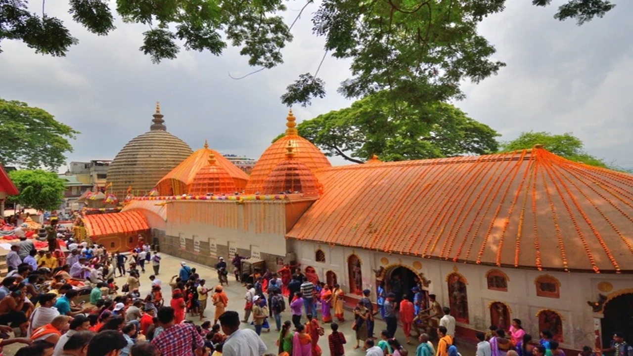 Kamakhya Temple : ब्रह्मपुत्रेचे पाणी तीन दिवस लाल…! कामाख्या मंदिरातील स्पेशल दर्शनाचे नियम बदलणार, काय आहे नेमकं कारण?