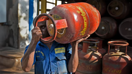 उज्ज्वला योजनेच्या नियमांमध्ये बदल… LPG पुरवठ्याबाबत घेतलेल्या निर्णयांचा ग्राहकांवर काय होणार परिणाम?
