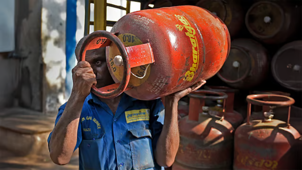 उज्ज्वला योजनेच्या नियमांमध्ये बदल… LPG पुरवठ्याबाबत घेतलेल्या निर्णयांचा ग्राहकांवर काय होणार परिणाम?