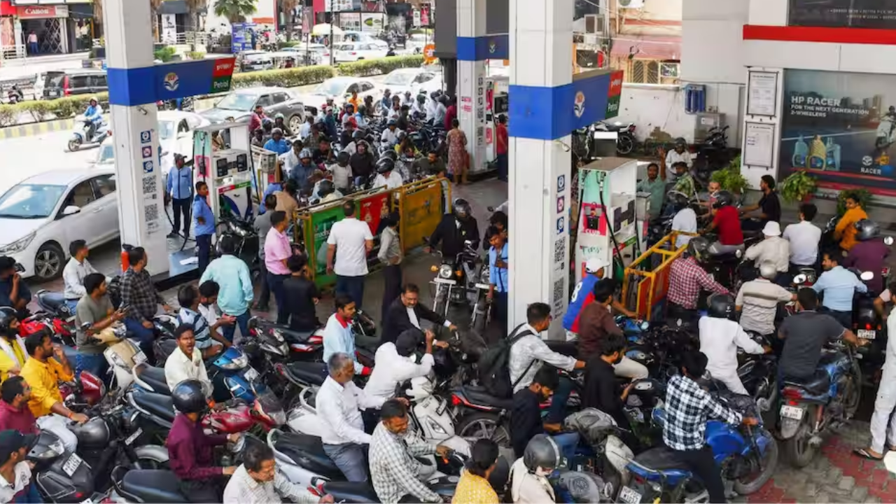 Petrol-Diesel New Rule : पेट्रोल पंपांवरील ‘त्या’ नियमामुळे खळबळ; जाणून घ्या नक्की काय आहे प्रकरण ?
