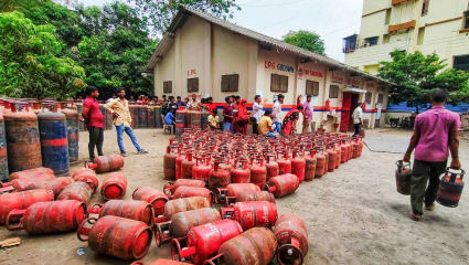 मोठा झटका, घरगुती Cylinder च्या किमती पुन्हा कडाडल्या; सरकारची नेमकी भूमिका काय?