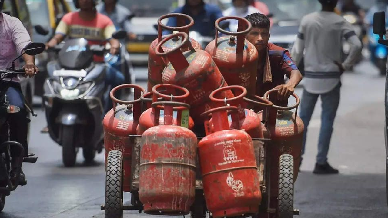 दर सर्वात स्वस्त? भारतात 942 रुपयांचा LPG सिलेंडर; पाहा पाकिस्तान, श्रीलंकेत थक्क करणाऱ्या किंमती