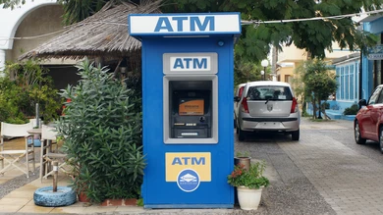 RBI ला इशारा, लहान शहरांमधील ATM बंद होण्याची शक्यता! नेमकं कारण काय?