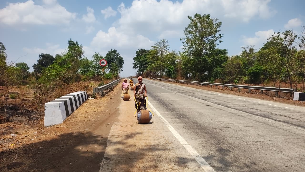 ४ किमी पायपीट करून पाणी आणण्याची वेळ; नळपाणी योजना बंद; कर्जतच्या चाहूचीवाडीत आदिवासींवर पाणीटंचाईचे संकट