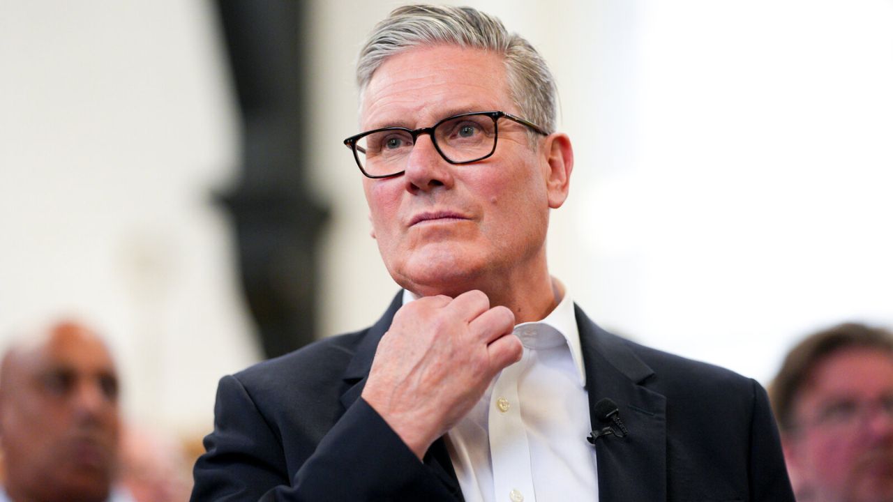 Keir Starmer Resignation : ब्रिटनचे पंतप्रधान कीर स्टार्मर यांचा अखेर राजीनामा; अंतर्गत दबाव की आणखी काही?