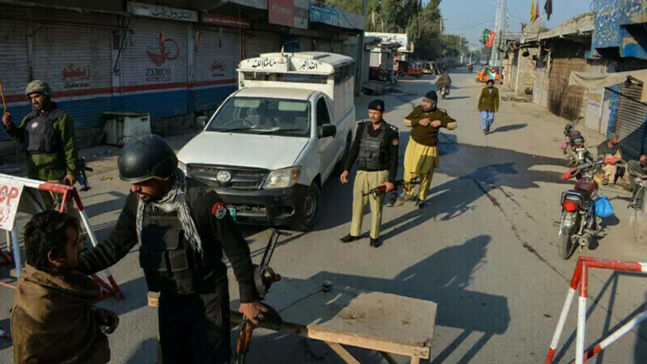 Bannu Blast : पाकिस्तानात एकापाठोपाठ एक भीषण बॉम्बस्फोट; बन्नूमध्ये दहशतवाद्यांनी वाहनांना बनवले लक्ष्य, 7 जणांचा मृत्यू