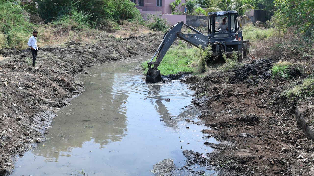 PCMC News: पावसाळा तोंडावर तरी पिंपरी-चिंचवडमध्ये रस्त्यांची कामे अर्धवट; महापालिकेचा मात्र ९२% नालेसफाईचा दावा PCMC pre monsoon