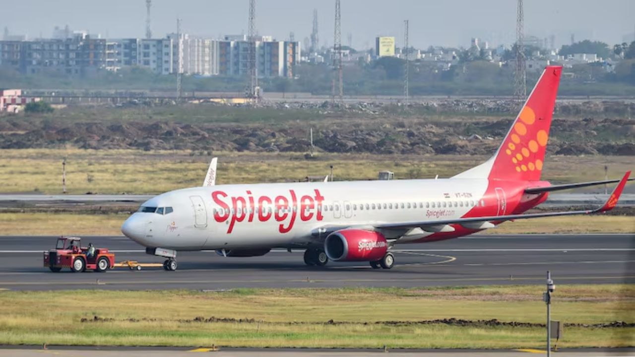 Pune Airport News: पुण्याहून दुबईला जाणाऱ्या स्पाइसजेटच्या विमानाला उशीर; प्रवासी ९ तास खोळंबले