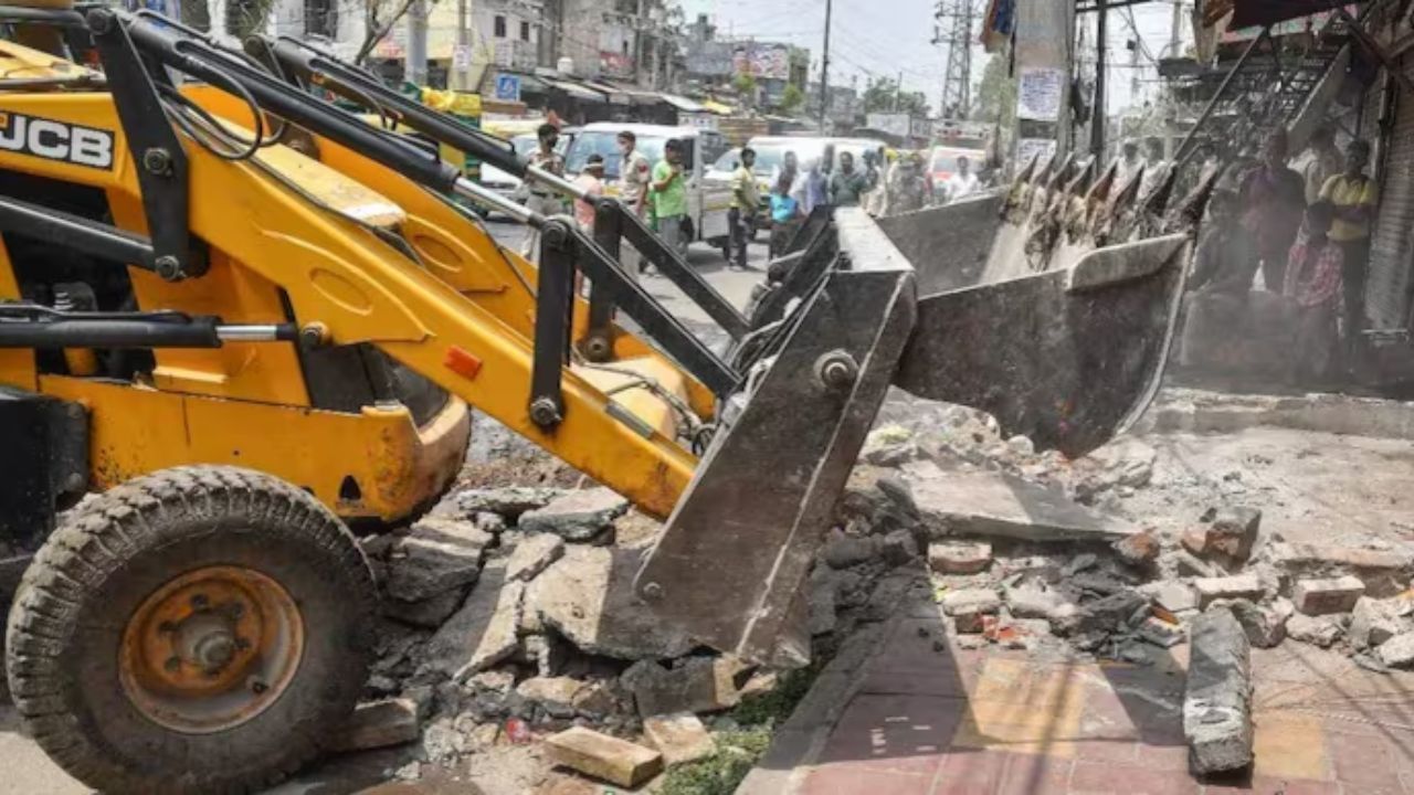 PCMC anti encroachment: पहाटे ३ वाजता महापालिकेचा बुलडोझर; चिखली-कुदळवाडीतील कारवाईवरून स्थानिक नागरिकांमध्ये तीव्र संताप
