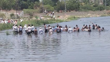Farmers Protest: सोलापुरात शेतकऱ्यांचे तीव्र ‘जलसमाधी’ आंदोलन! गोकूळ शुगरकडील थकीत ऊस बिलासाठी आरपारची लढाई