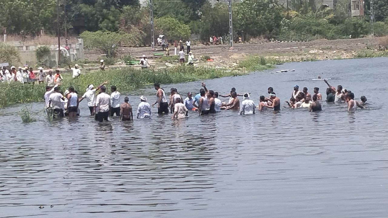 Farmers Protest: सोलापुरात शेतकऱ्यांचे तीव्र ‘जलसमाधी’ आंदोलन! गोकूळ शुगरकडील थकीत ऊस बिलासाठी आरपारची लढाई