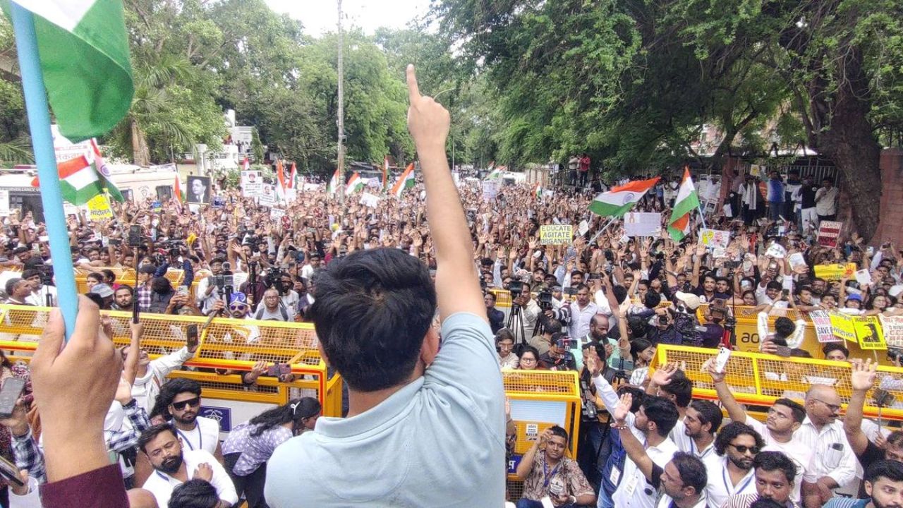 CJP Nagpur Protest: नागपुरात अवतरली ‘जेन-झी’  पिढी! कॉक्रोच जनता पार्टीच्या आंदोलनाने संविधान चौक दणाणला