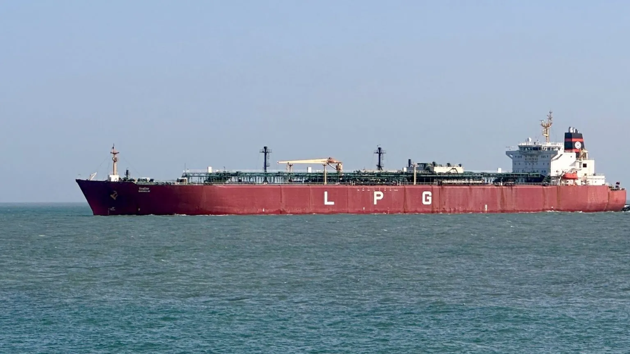 Hormuz मध्ये 4 महिन्यांपासून अडकले होते LPG  ने भरलेले 2 टँकर्स; संधी मिळताच भारताकडे रवाना!