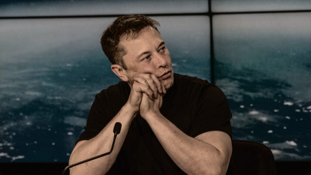Elon Musk ला मोठा झटका! तिजोरीला मोठं भगदाड, Trillionaire होण्याचा मान हुकला, आता इतकीच राहिली…