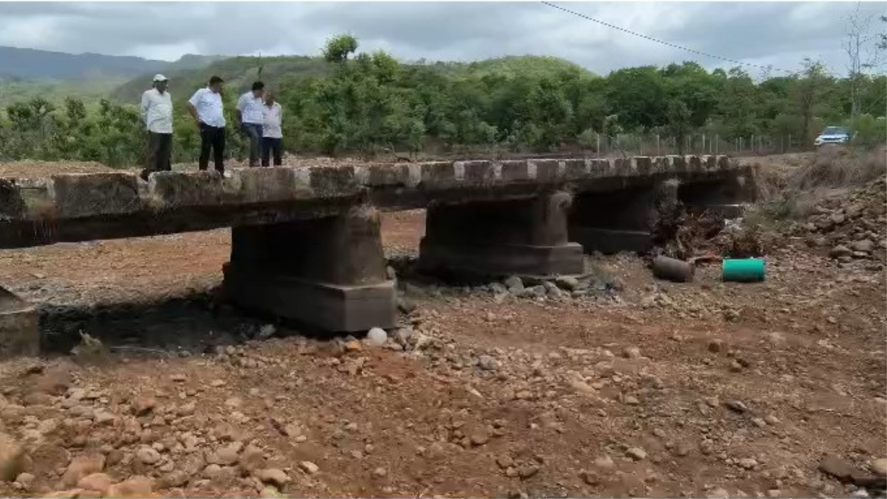 नदीतील गाळ काढण्याच्या नावाखाली वाळूचोरी? अस्तान येथील कामावर शिवसेना तालुकाप्रमुखांचा गंभीर आरोप; चौकशीची मागणी