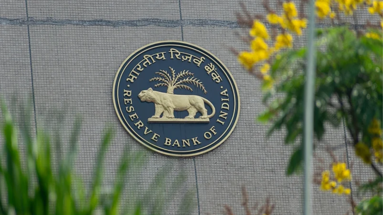 RBI चा बँकांना दणका… आता तुमच्या खिशाला कात्री लागणार नाही! बँकांच्या मनमानी कारभारावर लागणार रोख, सर्वसामान्यांना दिलासा