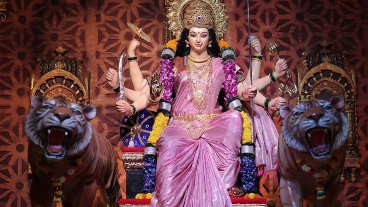 Masik Durgashtami 2026: मासिक दुर्गाष्टमीच्या दिवशी देवी दुर्गेला या वस्तू करा अर्पण, तुमच्या अडचणी होतील दूर