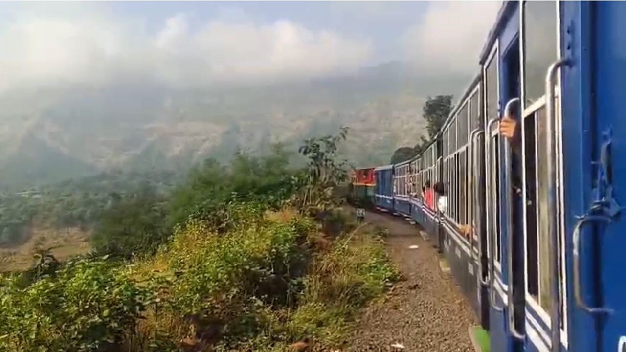 Matheran Mini Train : पर्यटकांचा लाडका प्रवास थांबला! आजपासून माथेरानची मिनी ट्रेन पावसाळी सुट्टीवर; १५ ऑक्टोबरपर्यंत सेवा बंद