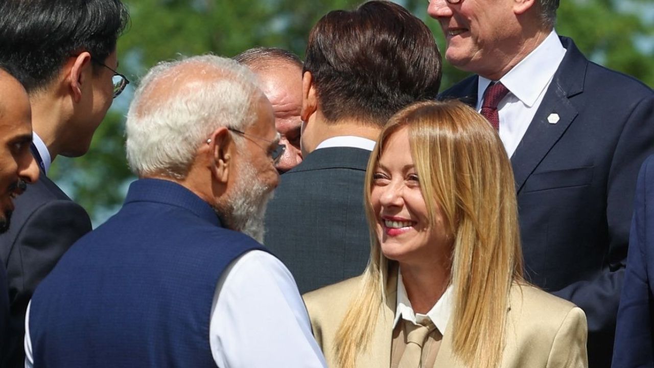 फोटोसेशन सुरु होण्यापूर्वी पंतप्रधान मोदी आणि पंतप्रधान मेलोनी यांच्यात हलका-फुलका संवाद झाला. सध्या या क्षणाचा व्हिडिओ सोशल मीडियावर व्हायरल होत असून ही मैत्रीपूर्ण मेलोडी जोडी पुन्हा चर्चेत आली आहे.