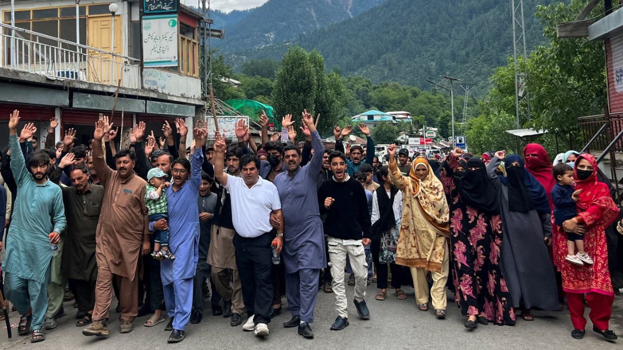 PoK Protests: पाकव्याप्त काश्मीरमध्ये शहबाज-मुनीर जोडीचा क्रूर डाव; आंदोलने चिरडण्यासाठी जनतेची केली रसद बंद, धरले वेठीशी