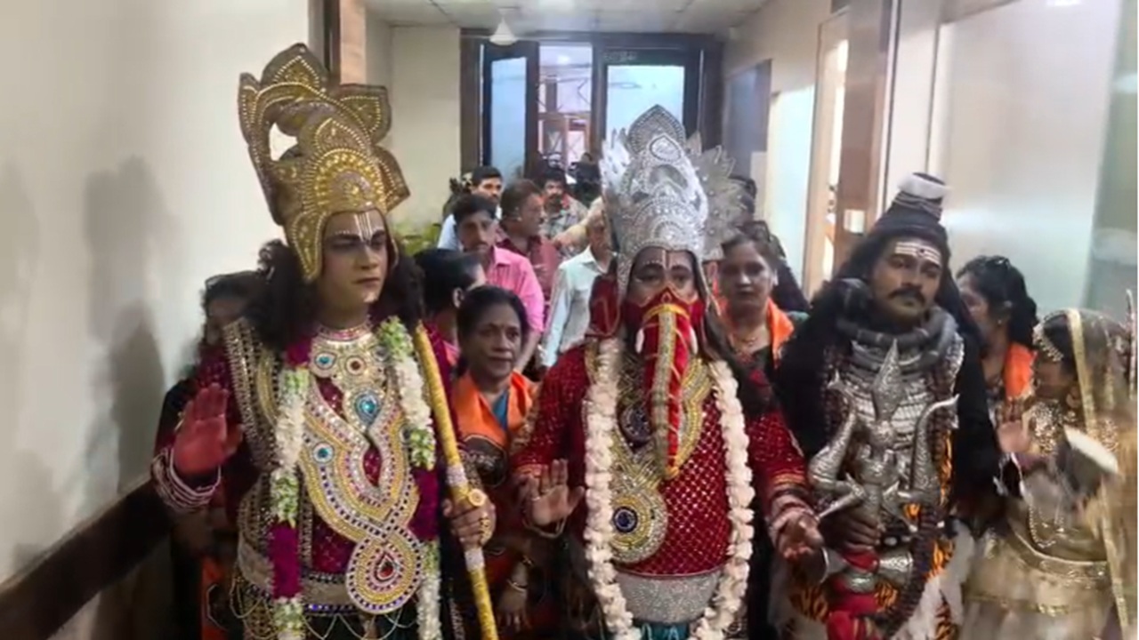 Mira Bhayandar Water Crisis : पाणीप्रश्न सोडवण्यासाठी देवच अवतरले!  मिरा-भाईंदर महानगरपालिकेसमोर मनसेचे आगळेवेगळे आंदोलन