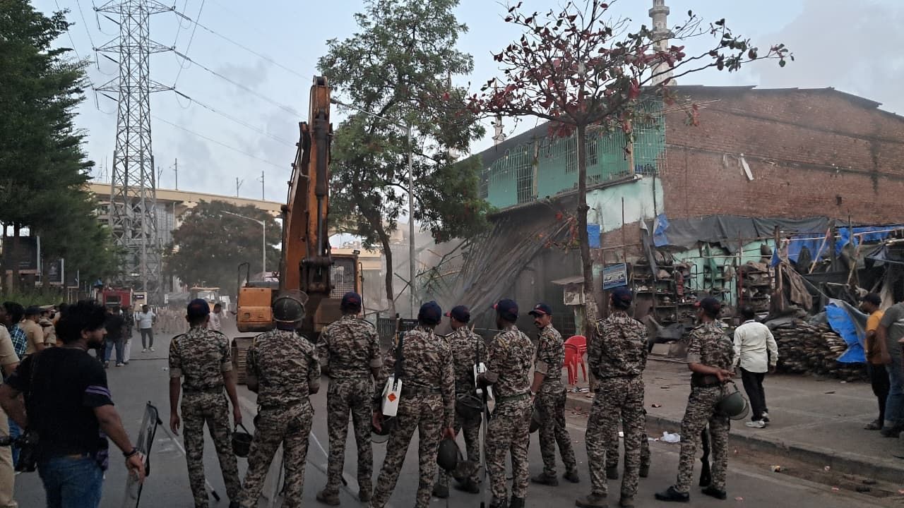 Mira Bhayandar: गोल्डन चौकी परिसरात अनधिकृत मशिद आणि मंदिरावर कारवाई; परिसरात पोलिसांचा कडेकोट बंदोबस्त