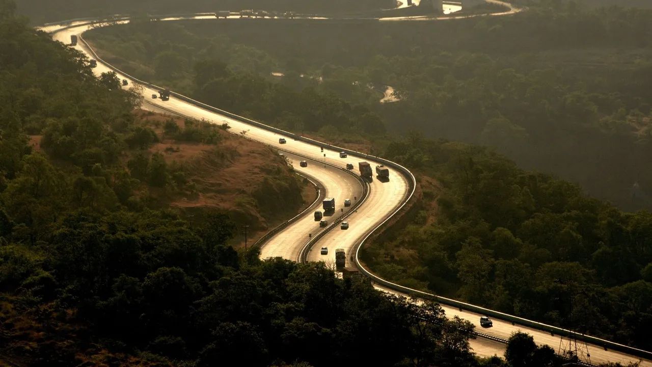 Expensive Toll : खिशाला कात्री! भारतातील ‘हा’ रस्ता आहे प्रवासासाठी सर्वात महाग; प्रति किलोमीटर टोलचा दर ऐकून बसेल धक्का