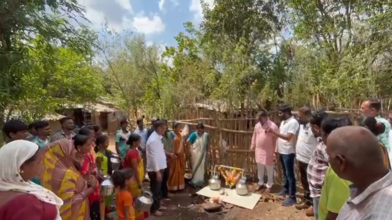 Neral Gram Panchayat : नेरळ ग्रामपंचायतीचा शब्द पाळला; 1,200 मीटर जलवाहिनी टाकत आदिवासी वस्तीची तहान भागवली