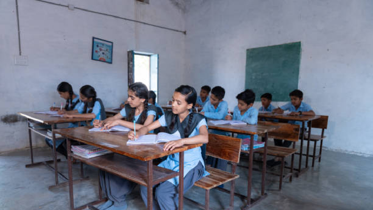 विद्यार्थ्यांनी जिज्ञासू वृत्तीने शिक्षण घेतानाच मैदानी खेळांनाही प्राधान्य द्यावे; राज्यपाल जिष्णु देव वर्मा