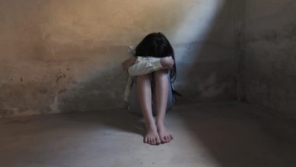 महाराष्ट्र पुन्हा हादरला! 5 वर्षांच्या चिमुकलीवर वारंवार अत्याचार अन्…; माय-लेकीसोबत नक्की घडलं काय?