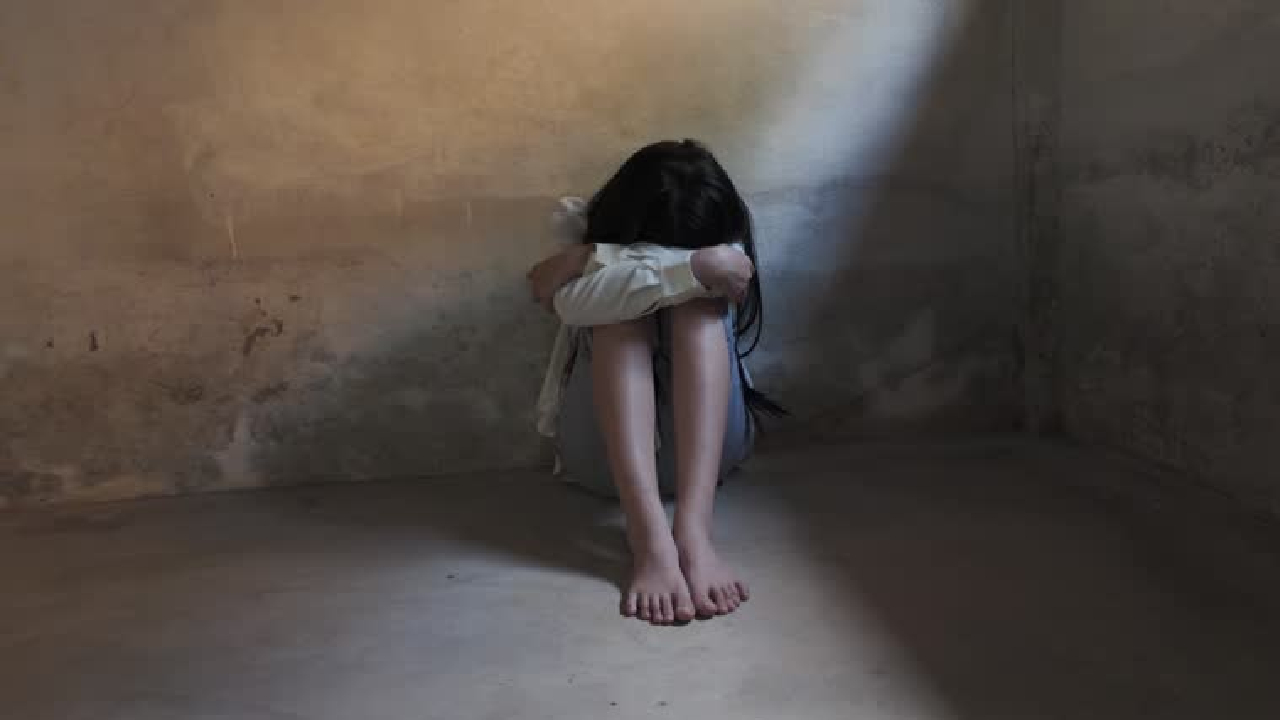 महाराष्ट्र पुन्हा हादरला! 5 वर्षांच्या चिमुकलीवर वारंवार अत्याचार अन्…; माय-लेकीसोबत नक्की घडलं काय?