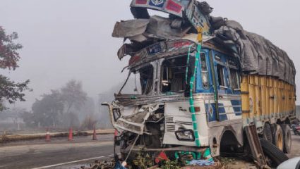 Accident Breaking: नियतीचा क्रूर खेळ! अस्थी विसर्जनाला निघालेल्या कुटुंबावर काळाचा घाला; 9 ठार तर…