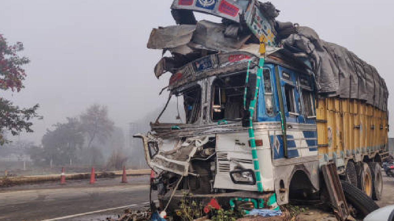 Accident Breaking: नियतीचा क्रूर खेळ! अस्थी विसर्जनाला निघालेल्या कुटुंबावर काळाचा घाला; 9 ठार तर…