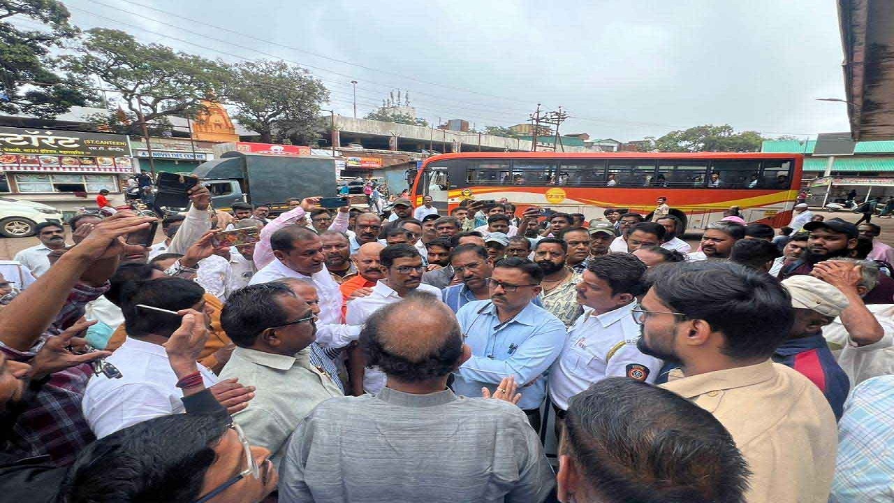 Satara News : ‘शाब्दिक धुलाई’नंतर वाहतूक निरीक्षक खान यांनी मागितली माफी; ‘त्या’प्रकरणी सपशेल माघार